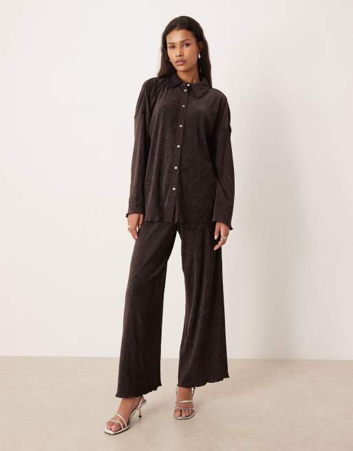 AWARE - Pantaloni con fondo ampio in velluto plissé color cioccolato in coordinato