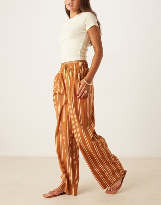 AWARE - Pantaloni con fondo ampio stile boxer in popeline a righe color caramello e crema, 2 di 4