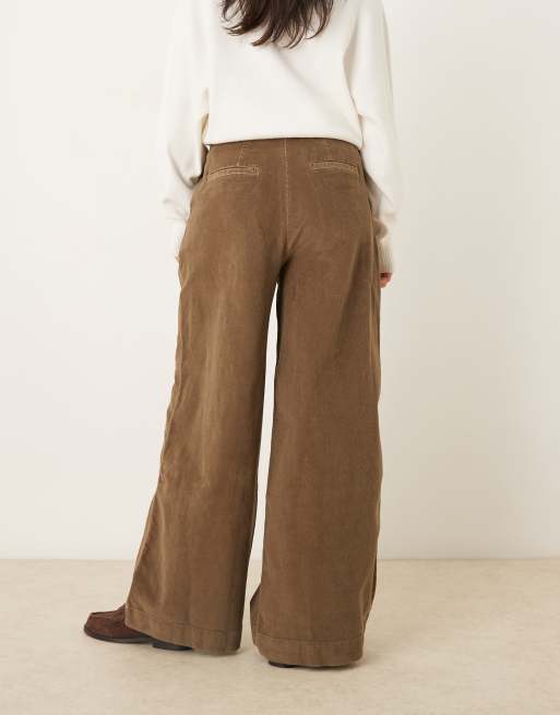 AWARE - Pantaloni con fondo molto ampio color teak in velluto a coste con pieghe sul davanti, 4 di 5