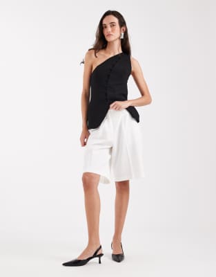 AWARE pleated front tailored shorts in white snow white 13490₽