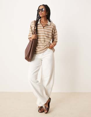 AWARE - Poloshirt in neutralem Farbton mit Streifen und halblangen Ärmeln