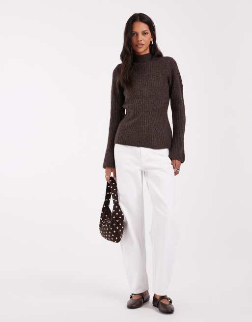 AWARE Pullover mit hohem Kragen und Rippdetails in Schokobraun, 3 von 4