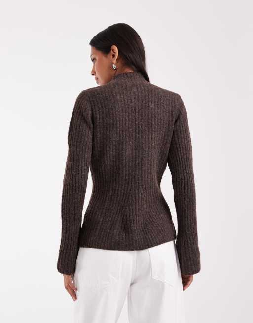 AWARE Pullover mit hohem Kragen und Rippdetails in Schokobraun, 4 von 4