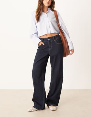 AWARE - Rena - Jeans in dunkelblauer Waschung, mittelhohem Bund und weitem Bein
