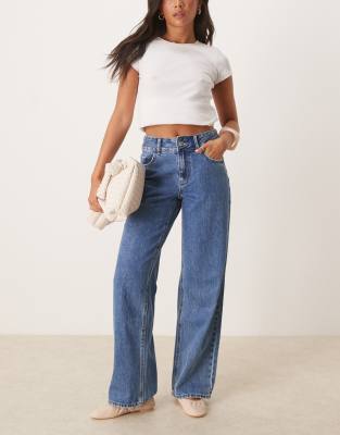 AWARE - Rena - Jeans in mittelblauer Waschung, mittelhohem Bund und weitem Bein