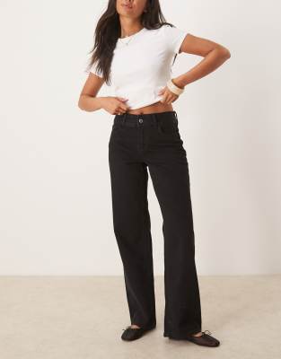 AWARE - Rena - Jeans in schwarzer Waschung, mittelhohem Bund und weitem Bein