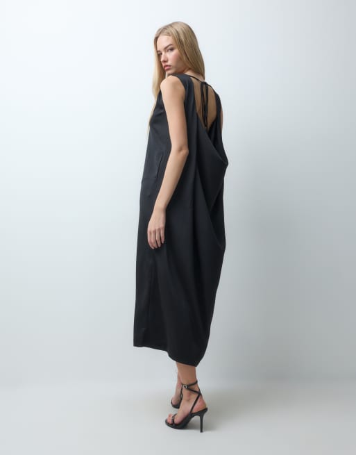 AWARE robe longue sans manches à encolure bateau avec détail à nouer en noir, 5 de 5