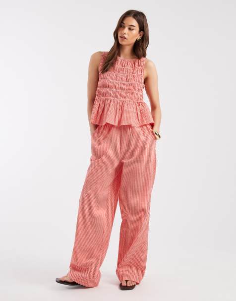 AWARE – Rött och vitrutigt set i bäckebölja med smockad topp i peplum-modell och avslappnade byxor - view 1