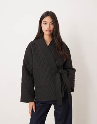 AWARE - Schlichte, gewickelte Steppjacke in Schwarz mit seitlichem Bindedetail