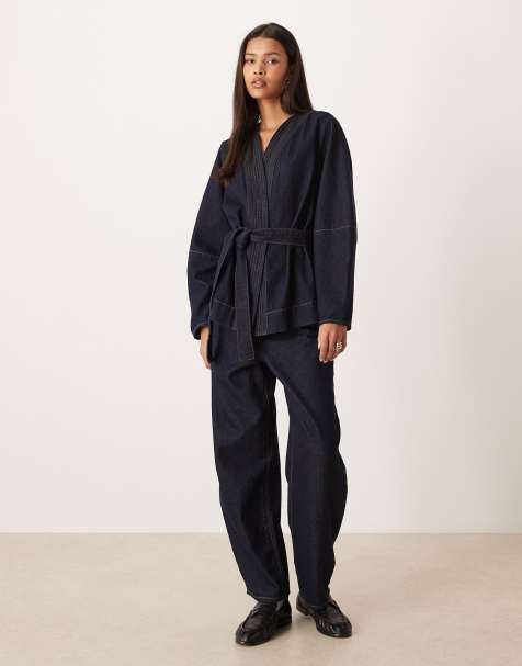 AWARE – Set aus Oberteil mit Gürtel und Vorderseite in Wickeloptik und Jeans mit hohem Bund und abgerundetem Beinschnitt in unbehandeltem Indigoblau - view 1