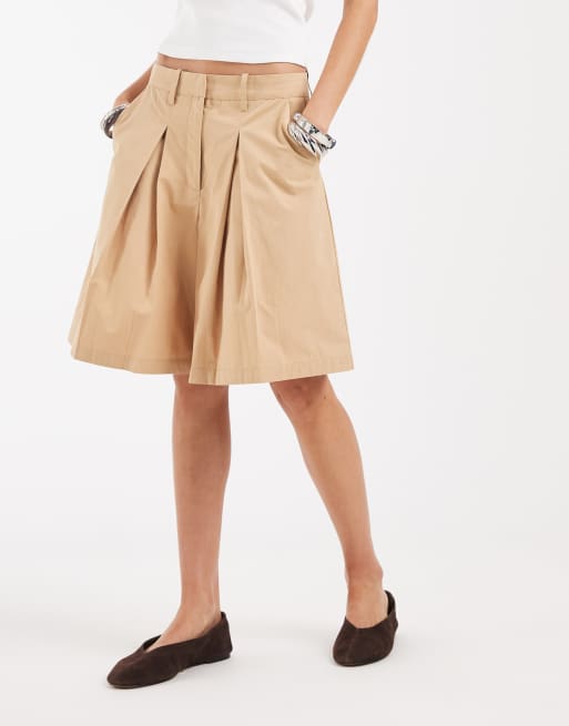 AWARE - Short met lange pasvorm en diepe plooien aan de voorkant in beige, 2 van 5