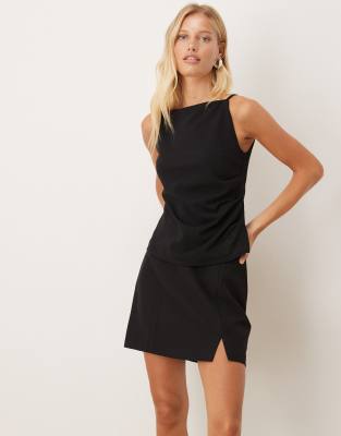 AWARE - Strukturiertes, hochgeschlossenes Camisole-Oberteil in Schwarz mit seitlicher Raffung