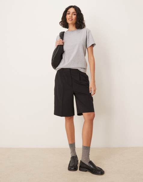 AWARE – Svarta, figursydda shorts med veck framtill - view 1