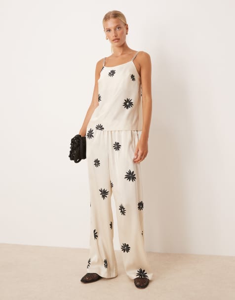 AWARE – Svartvitt, blommigt set med linne och byxor i satin - view 1