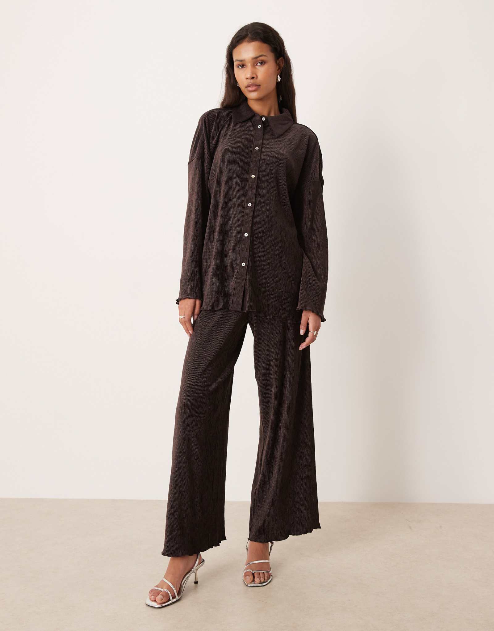 Широкие брюки из бархатного плиссе AWARE шоколадного цвета - часть комплекта