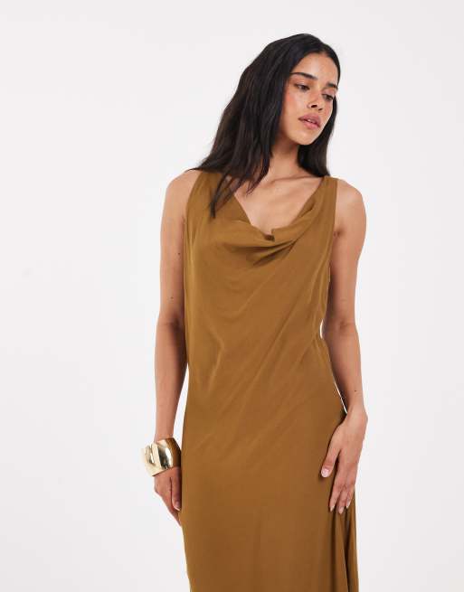 AWARE - vestido maxi sin mangas con cuello desbocado en mostaza, 3 de 4