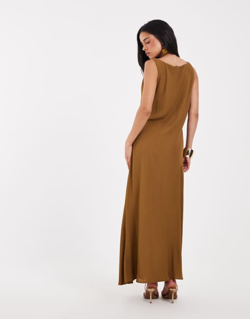 AWARE - vestido maxi sin mangas con cuello desbocado en mostaza, 4 de 4