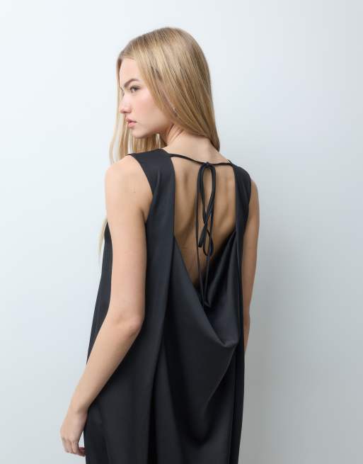AWARE vestito lungo senza maniche con scollo a barchetta e dettaglio con nodo nero, 3 di 5