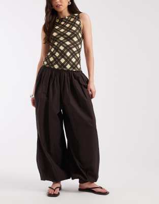 AWARE woven balloon pants with cuffed ankles in chocolate brown chocolate torte 14090₽