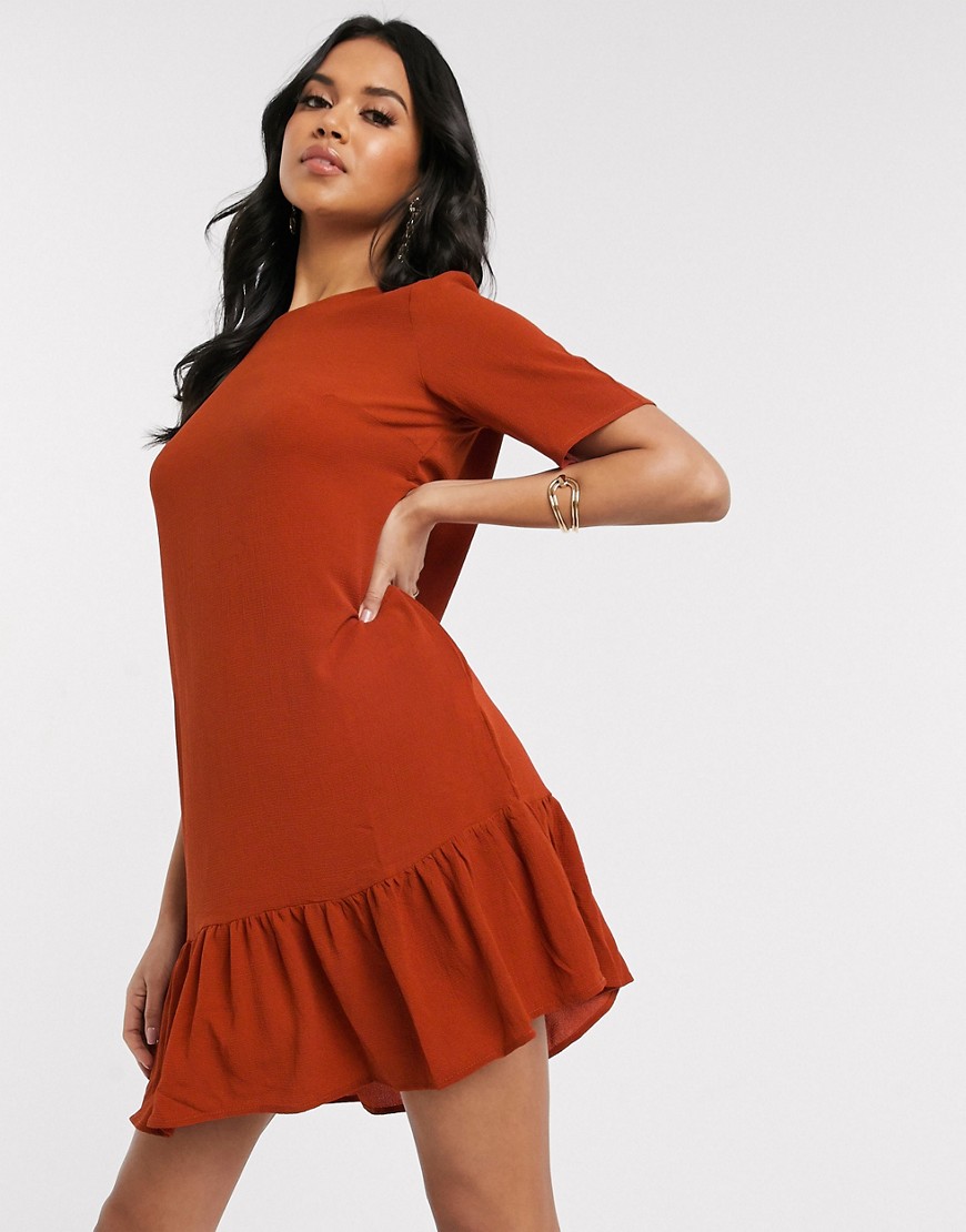 AX Paris - Aangerimpelde jurk met verlaagde taille in roestbruin-Rood