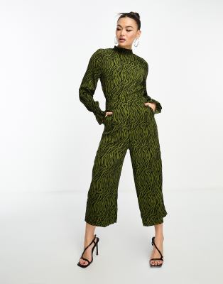 AX Paris - Hochgeschlossener Culotte-Jumpsuit in Grün mit Tierfellmuster