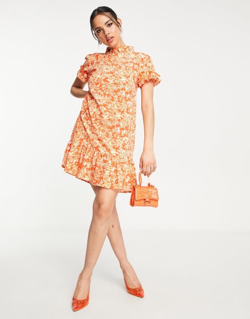 AX Paris – Kurzarm-Smokkleid in Orange mit Blumenmuster
