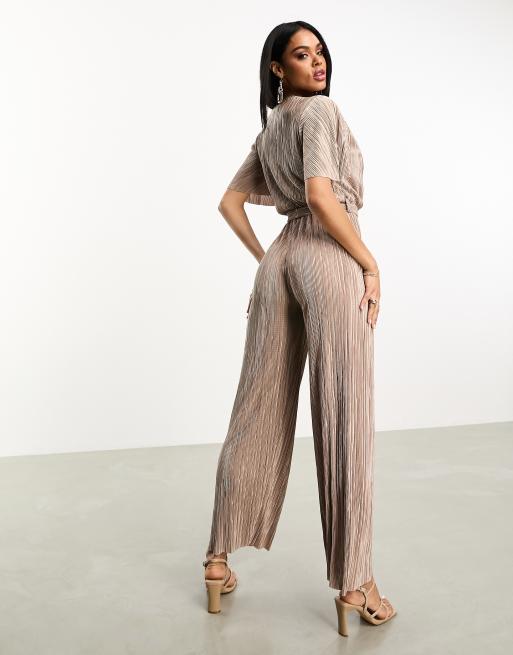 AX Paris Kurzarmliger gewickelter Plissee Jumpsuit in Taupe ASOS