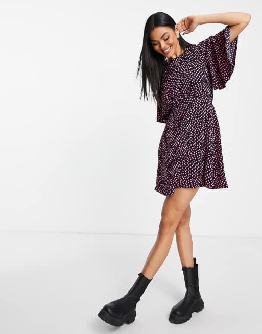 AX Paris - Mini skaterjurk met fladdermouwen in marineblauw met roze stippen
