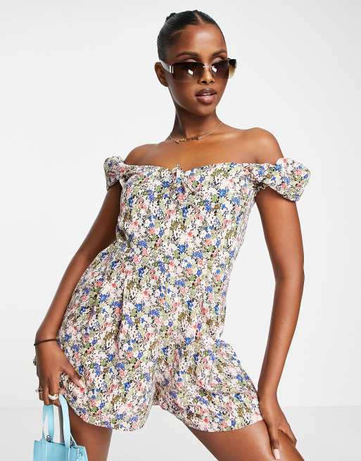 AX Paris Playsuit mit Puffarmeln und Blumenmuster ASOS