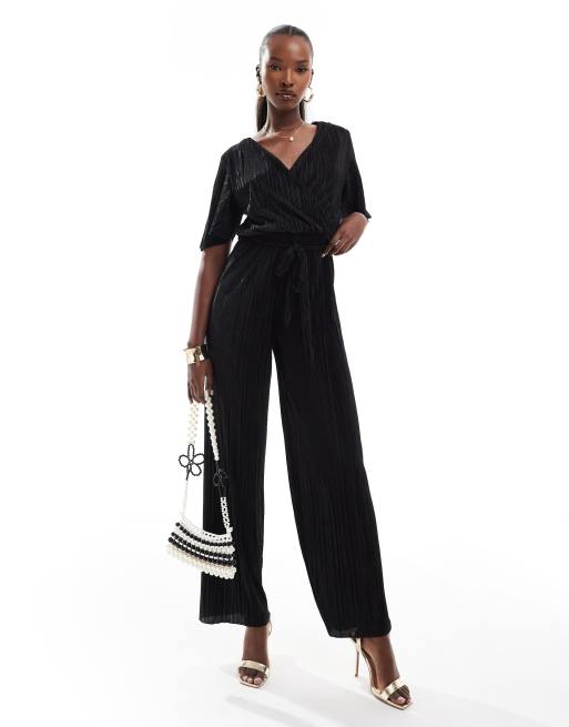 AX Paris - Plissé jumpsuit met overslag en korte mouwen in zwart