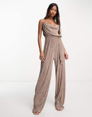 AX Paris - Plissierter Jumpsuit in Taupe mit weitem Bein und Wasserfallausschnitt vorne-Neutral