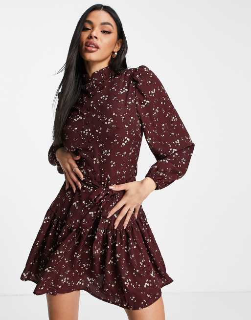 AX Paris - Robe ceinturée courte à volants étagés et imprimé fleuri - Bordeaux