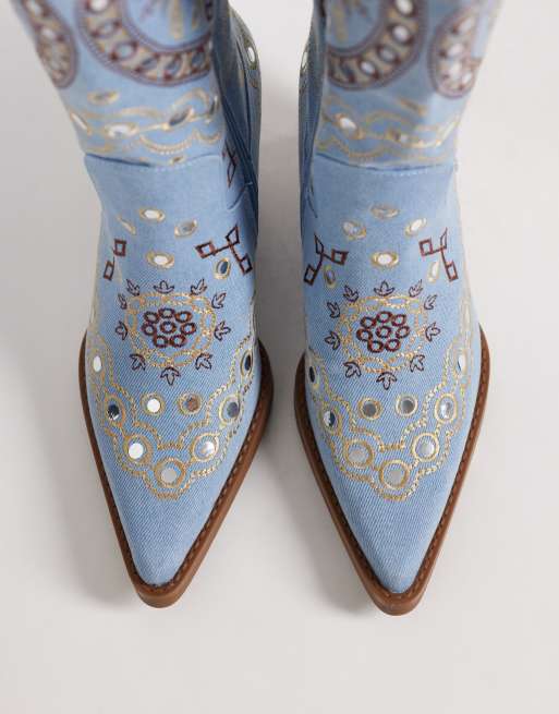 Azalea Wang - Aamina - Stivali al ginocchio stile western in denim blu decorati, 2 di 4