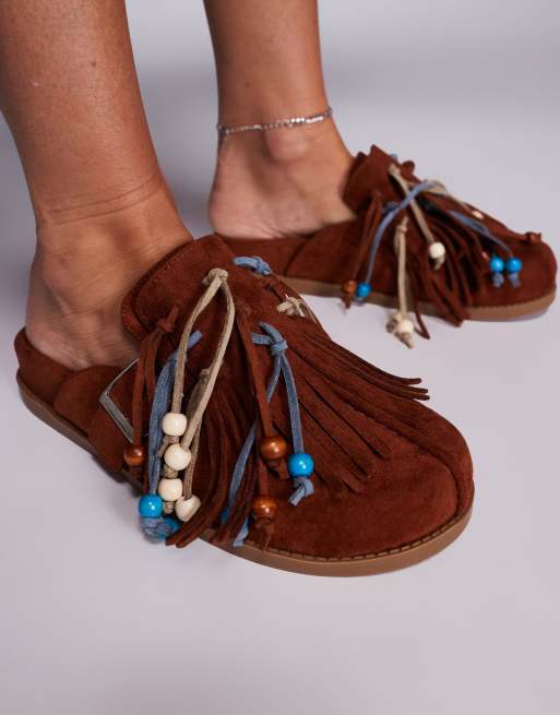 Azalea Wang – Abeille – Clogs in Braun mit Wildlederoptik und bunten Quasten, 3 von 4