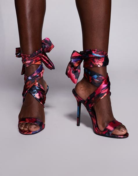 Azalea Wang - Alzon - Sandalen met hak en wikkelbanden in rode bloemenprint - view 1