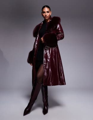 Azalea Wang - Asher - Trenchcoat aus Kunstleder in Burgunderrot und Kunstpelzbesatz