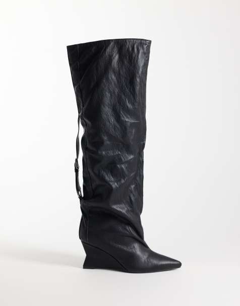 Azalea Wang botas por la rodilla holgadas Fevor con tacón de cuña en piel sintética negra texturizada - view 1