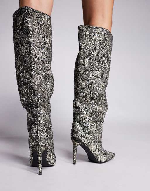 Azalea Wang – Brieley – Kniehohe Stiefel in Silber mit Verzierung, 2 von 4