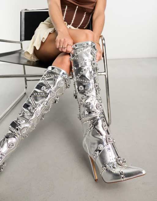Azalea Wang – Confident – Verzierte, kniehohe Stiefel in Silber ASOS