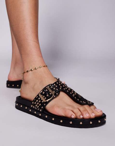 Azalea Wang – Daisychain – Sandalen in Gold mit Nietenbesatz und Schnallendetail - view 1