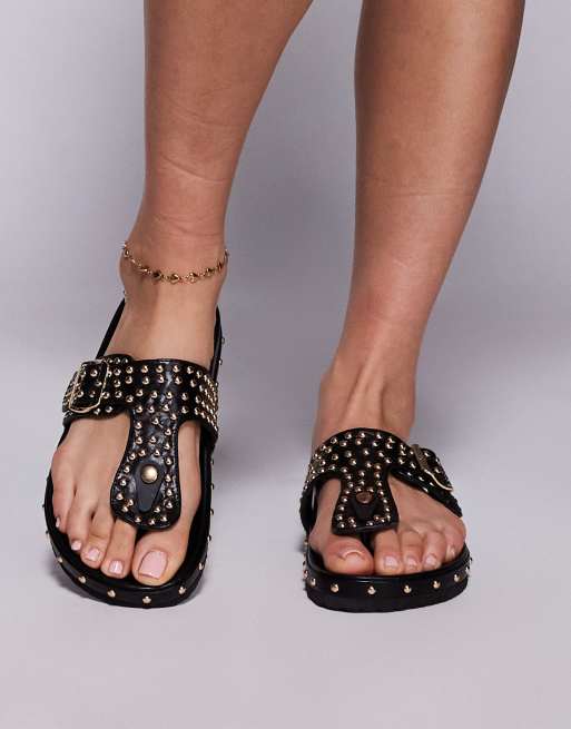 Azalea Wang – Daisychain – Sandalen in Gold mit Nietenbesatz und Schnallendetail, 3 von 4