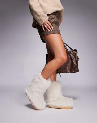 Azalea Wang - Dipa - Flauschige Stiefeletten in Elfenbein-Weiß