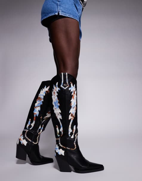 Azalea Wang – Dumas – Svarta knähöga boots i cowboystil med komönster - view 1
