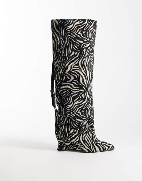 Azalea Wang Fevor botas slouch hasta la rodilla con tacón de cuña y estampado de cebra en tejido - view 1
