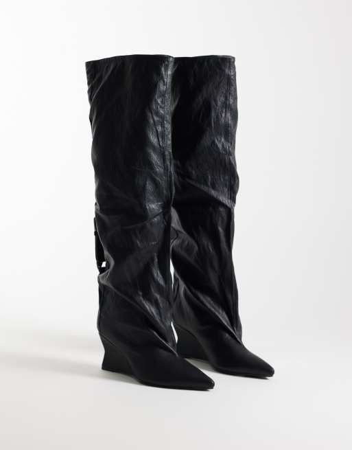 Azalea Wang Fevor bottes hauteur genou slouch à talon compensé en noir texturé, 2 de 4