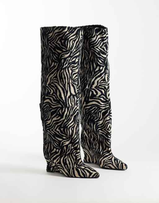 Azalea Wang Fevor løse knæstøvler med kilehæl i zebraprint-stof, 2 af 5