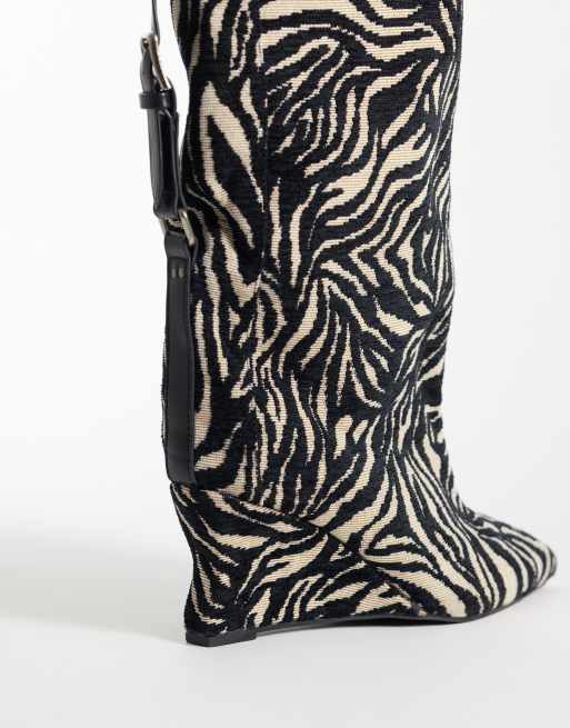 Azalea Wang Fevor Slouch-Kniestiefel mit Keilabsatz und Zebra-Print-Stoff, 3 von 5