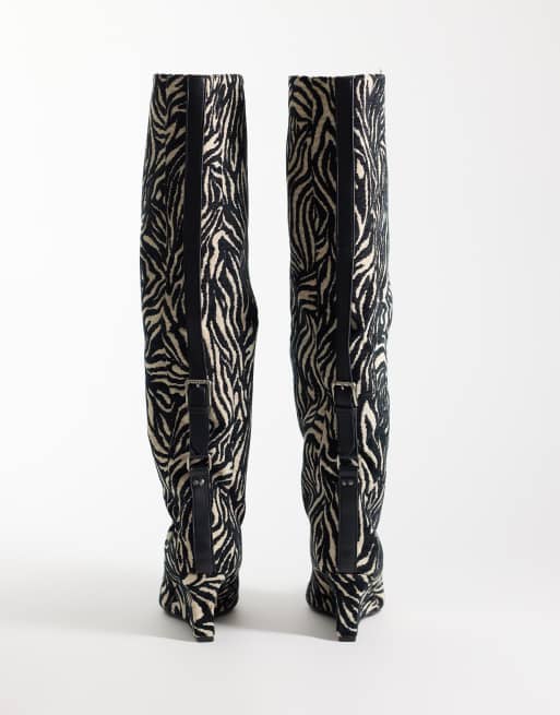 Azalea Wang Fevor Slouch-Kniestiefel mit Keilabsatz und Zebra-Print-Stoff, 4 von 5
