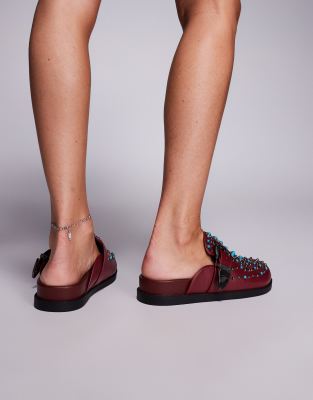 Azalea Wang Flair studded clogs with buckle detail in