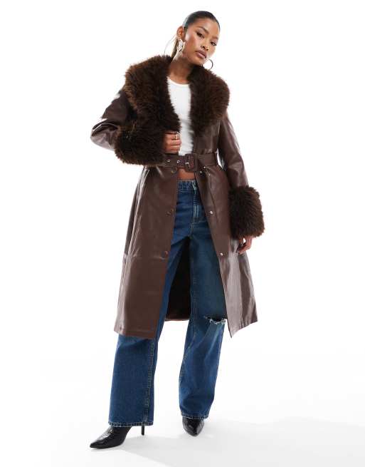 Azalea Wang – Kaya – Trenchcoat aus braunem Leder mit Kunstpelzbesatz